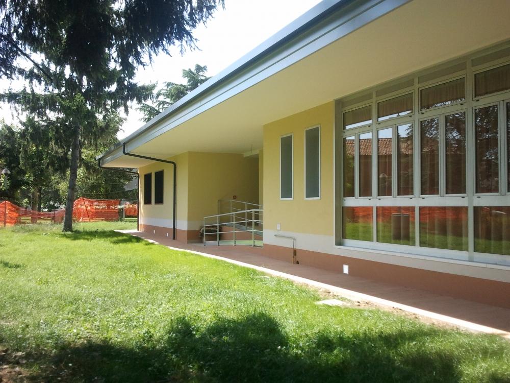Mostro di Cemento in Via Bolzani. 15 Campi da Calcio di Logistica